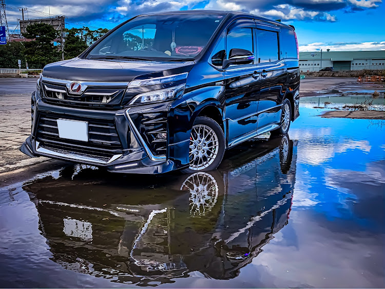 ヴォクシーの水面反射・TEAM Excitaciónに関するカスタム事例の投稿画像1枚目