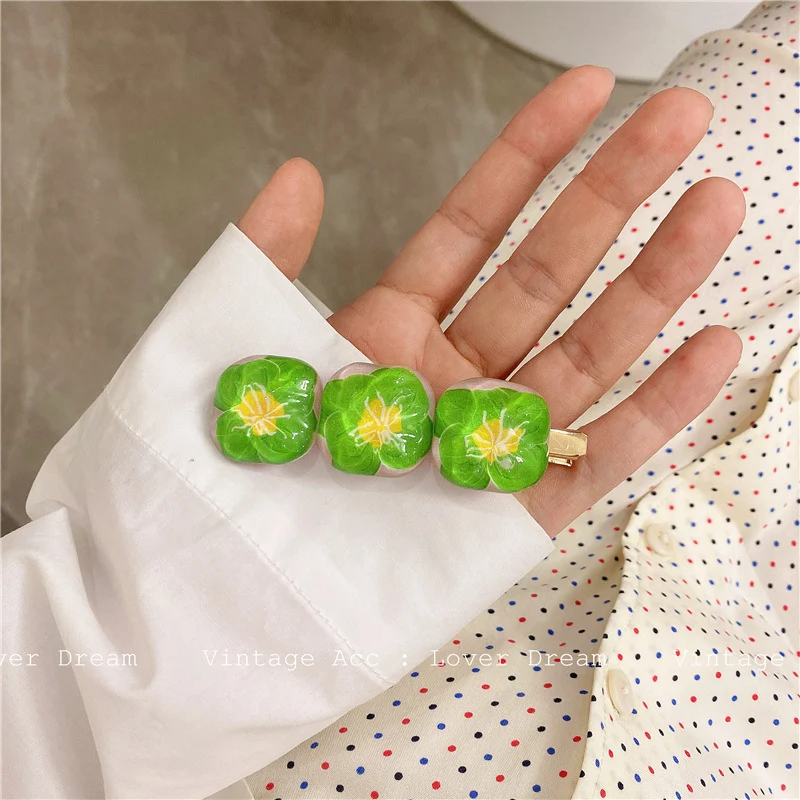 Title 4, Boucles doreilles Daisy avec barrette à fleurs...