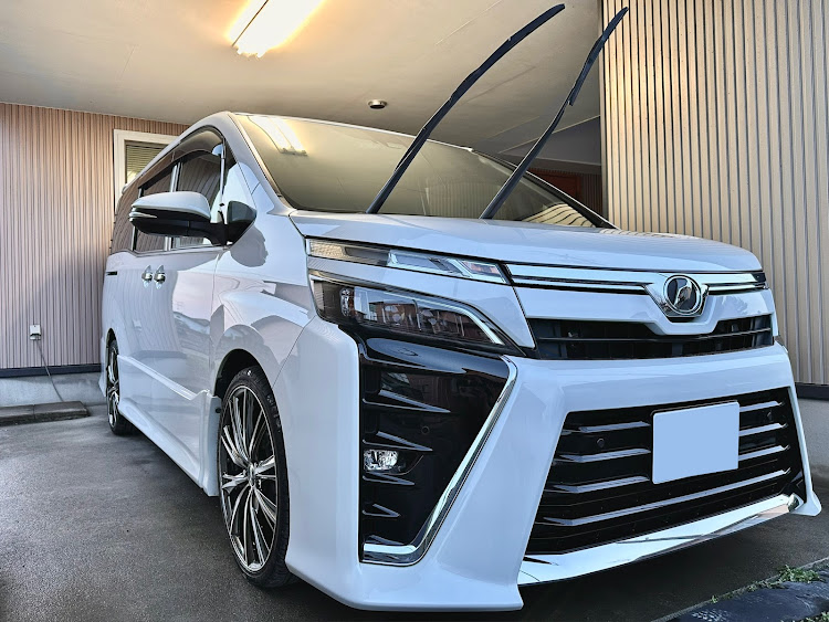 ヴォクシーのタイヤ交換・洗車・チャイルドシート・ヴォクシー乗りの皆さんよろしくお願いします！・グリル大百科に関するカスタム事例の投稿画像1枚目