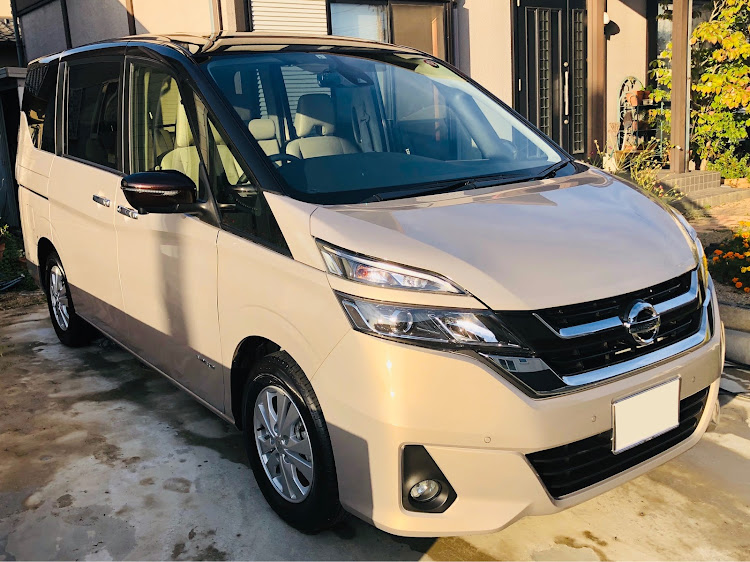 セレナの洗車・スパシャン・日産セレナ・カシミヤグレージュ・右斜め前写真展に関するカスタム事例の投稿画像1枚目