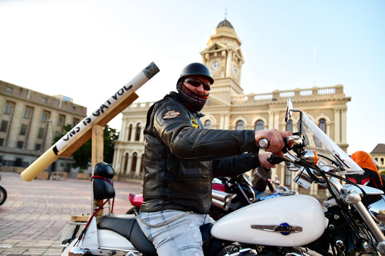 Bully Kleynhans shows his disapproval of the ban on cigarette sales during the lockdown. Kleynhans took part in a motorcade from William Moffat drive to the City Hall Hall