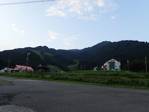 駐車場から瀬戸蔵山（中央右）と大品山（中央左奥）