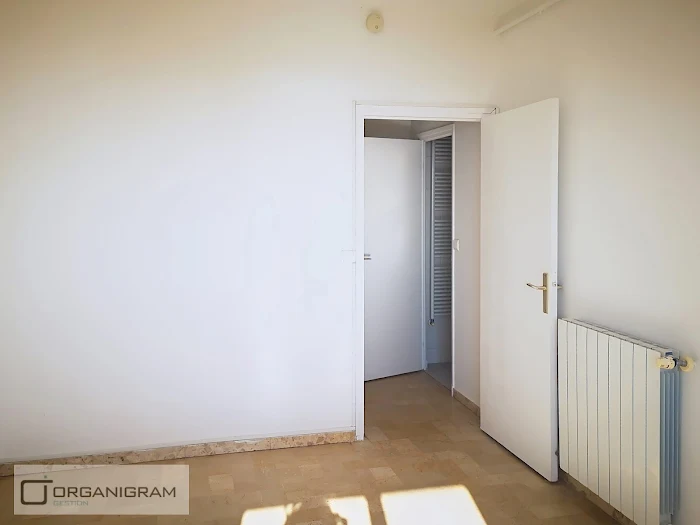 Chambre simple, porte ouverte - Appartement à louer à Ajaccio, 1 pièces 6