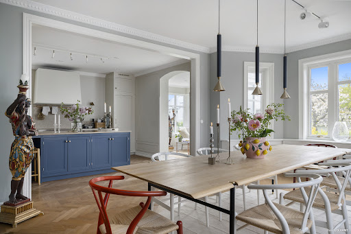 Modern dining room and blue kitchen - Luxury villa for sale in Mölle, 10 rooms, 5 bedrooms