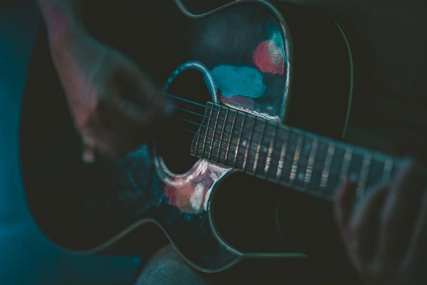 Tocar la guitarra de forma rápida es bueno, pero no debe ser el objetivo principal