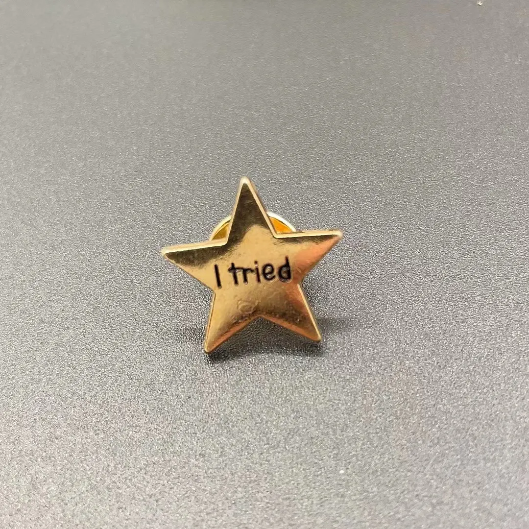 Medalla de metal con elemento de estrella creativa Broche de estrella de cinco puntas en inglés Ideal para añadir un toque elegante y distintivo a tu vestuario