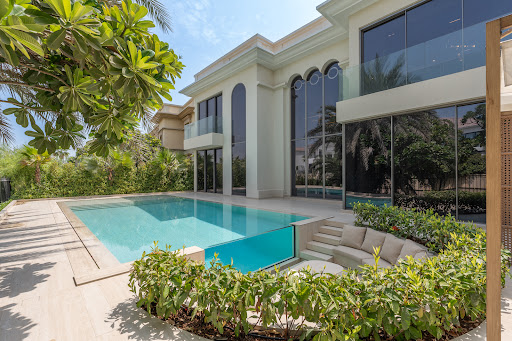 Villa purchase in Dubai (United Arab Emirates) - Modern villa with swimming pool and lush garden