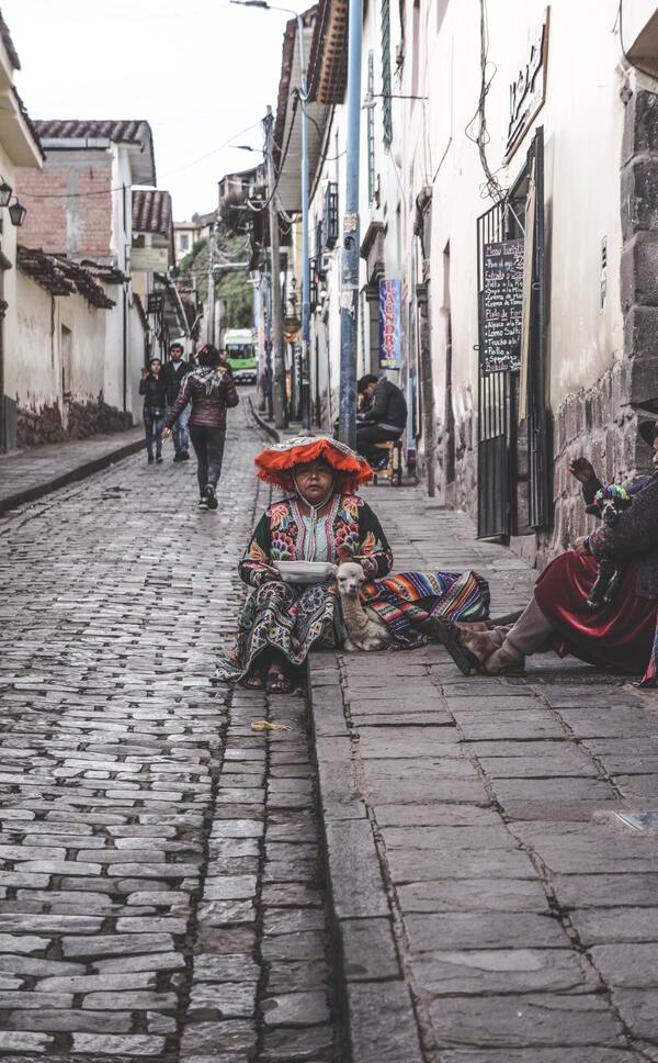 foto de pessoas na rua