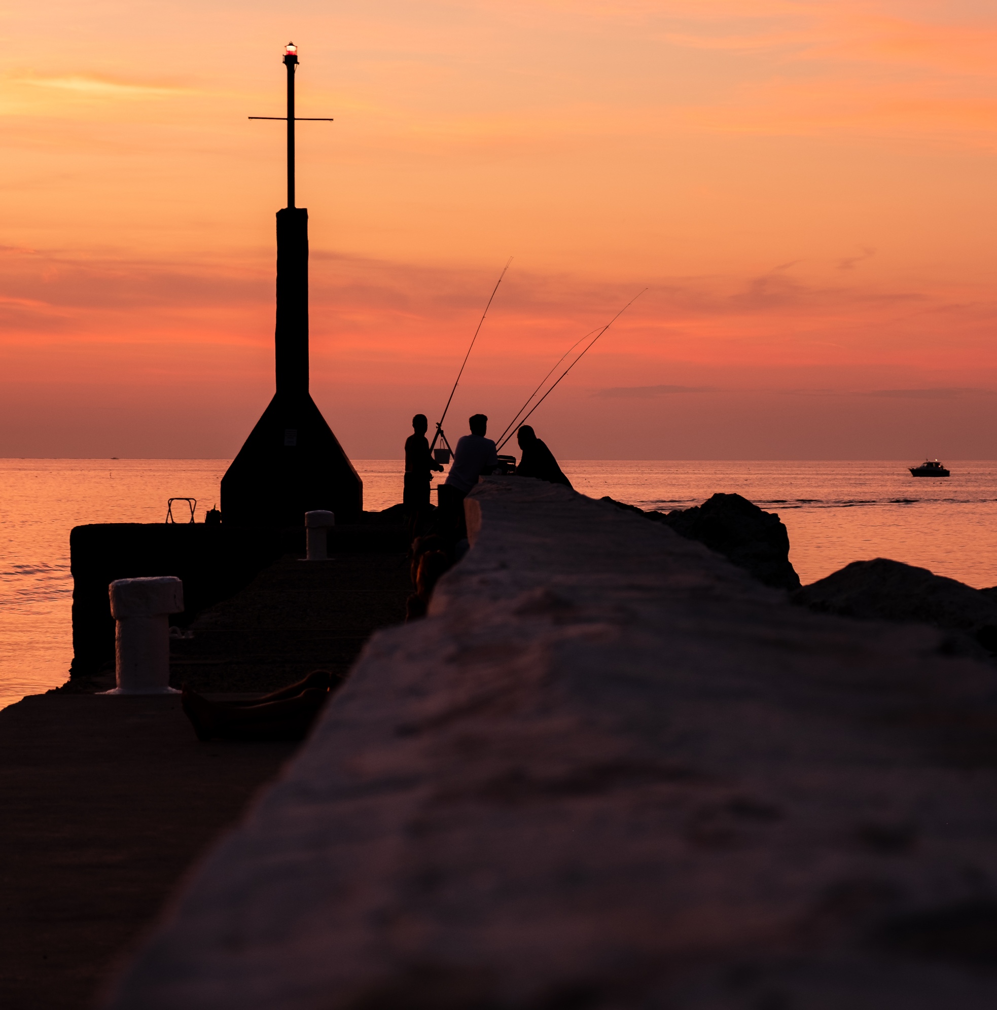 Pescatori al tramonto  di SimoneM