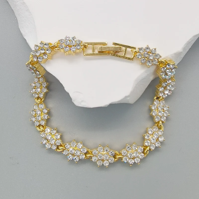 Bracelet géométrique diamant, style romain et strass. Bracelet tout-aller tendance, accessoire de mode idéal pour toutes les tenues.