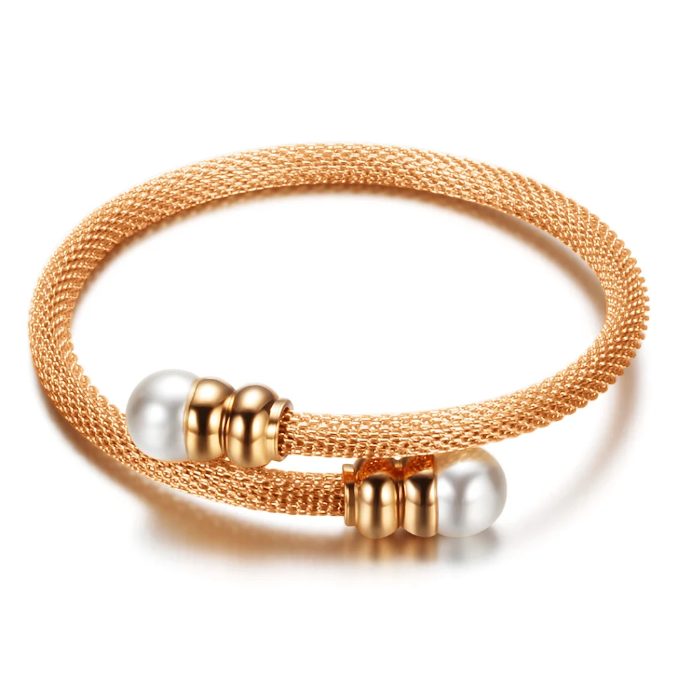 Pulsera de acero titanio con perlas tricolor doradas de 18K. Elegancia y durabilidad combinadas para un look sofisticado y atemporal, perfecta para cualquier ocasión.