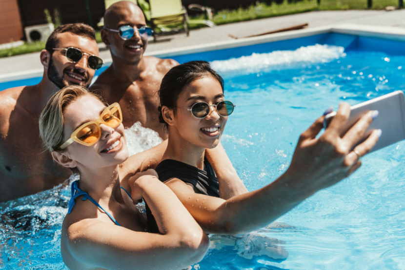 Pessoas na piscina

Descrição gerada automaticamente