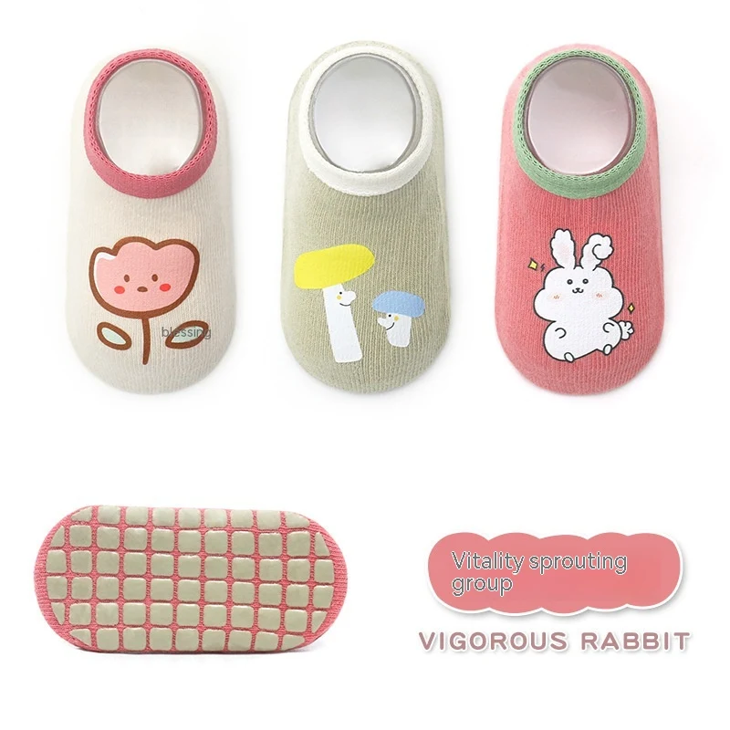 Paquet antidérapant d'impression de bande dessinée de trois paires de chaussettes de chambre