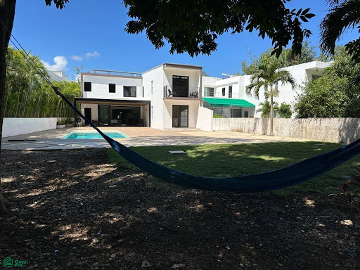 House with pool 2