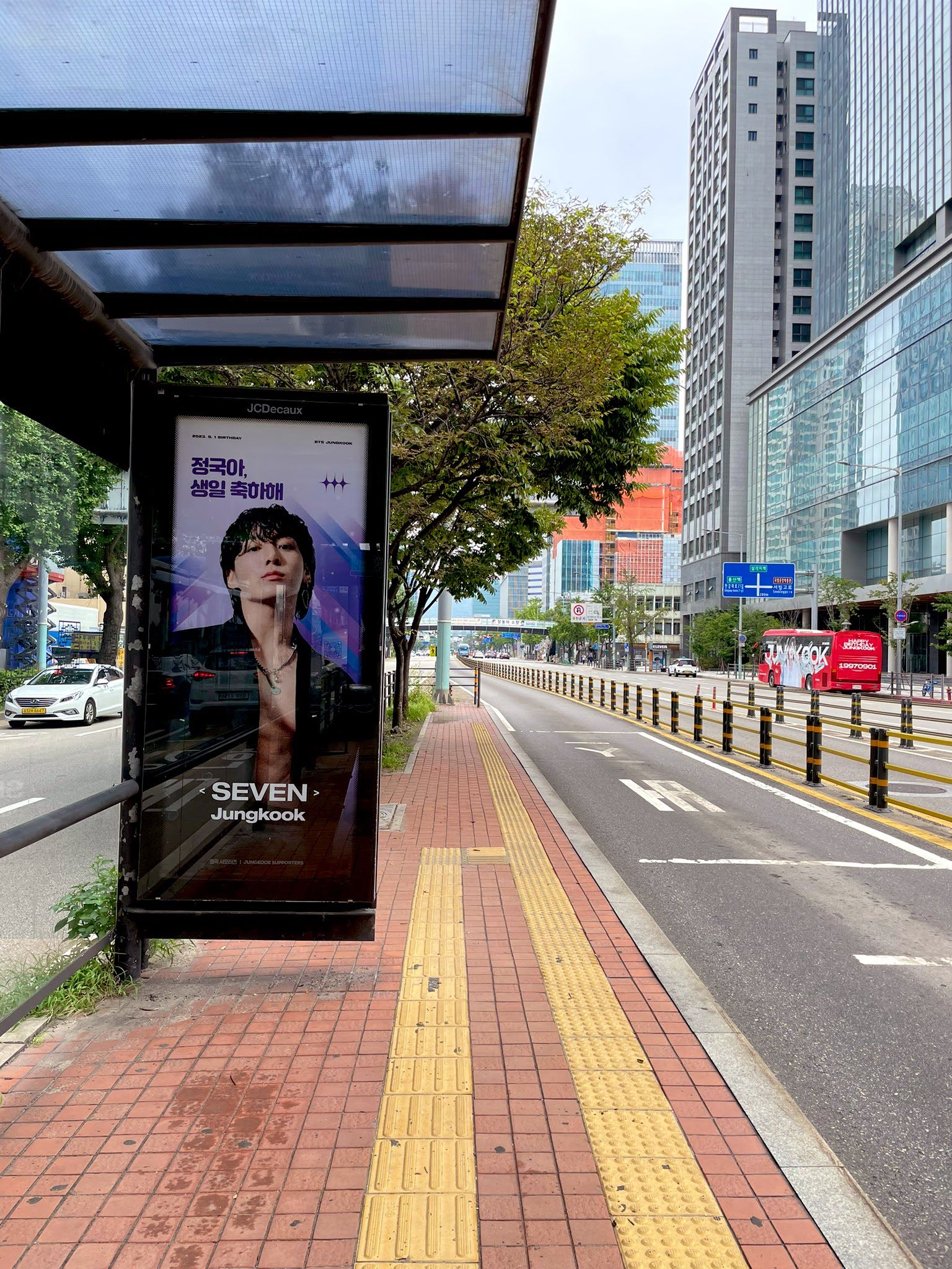 jk-busstop1