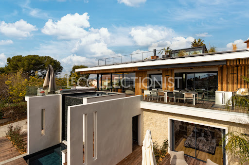 Terrace with table and chairs, pool in this luxury house for seasonal rental in Six-Fours-les-Plages ($16,234 - 350 m²)