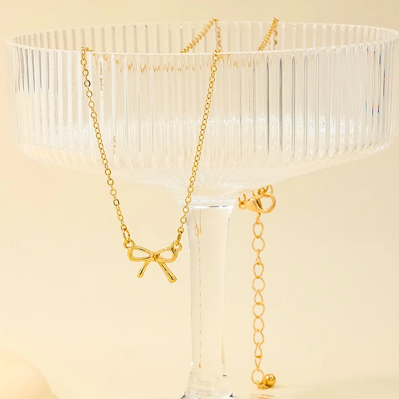 Collier nœud papillon en diamant en métal léger de luxe pour femme. Un bijou scintillant pour sublimer votre féminité avec élégance et raffinement.