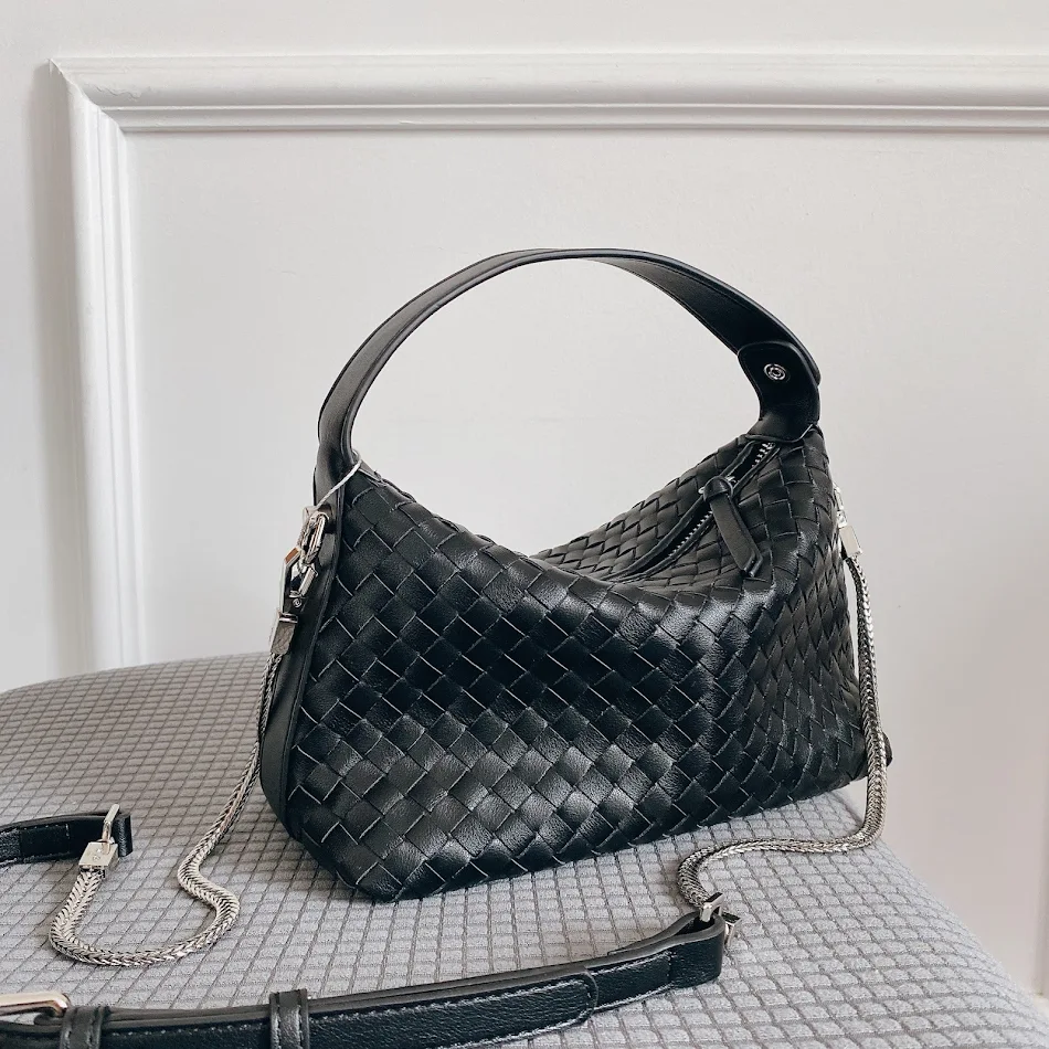 Handgeweven leren damestasje met persoonlijkheid. Klein en stijlvol, perfect voor dagelijks gebruik. Voeg een unieke touch toe aan je outfit.