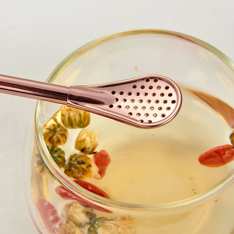 Paslanmaz çelik filtre pipetli karıştırma kaşığı. İçeceklerinizi şık ve pratik bir şekilde karıştırmak ve yudumlamak için ideal.