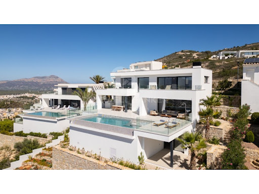 House with pool and terrace 3