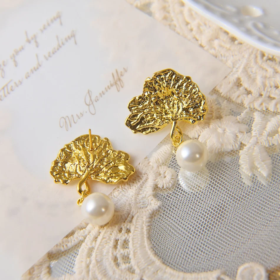 Eenvoudige bloemenparel oorbellen Fantasierijk, luxueus en licht. De perfecte toevoeging voor een elegante en stijlvolle uitstraling bij elke outfit.