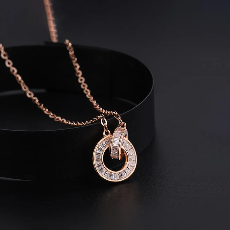 Chaîne de clavicule double anneau diamants rétro minimaliste, un accessoire élégant. Parfait pour un look sophistiqué et moderne, rehaussez votre style.