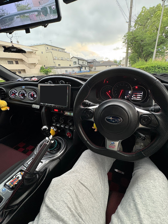 BRZの足が上がらん💦・内装は好きなんだけど……・乗り降りがジジイには厳しいーー💦・誰がクソじじぃやねん！に関するカスタム事例の投稿画像3枚目