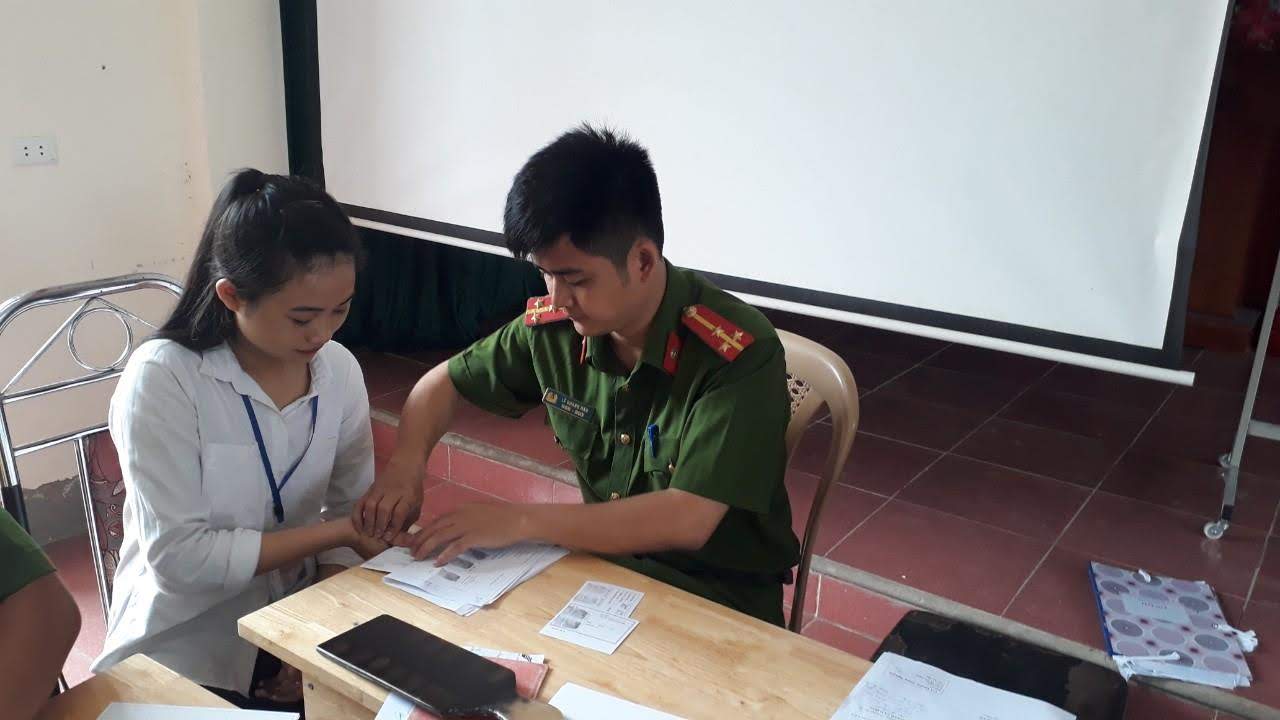 Một số hình ảnh Đội Cảnh sát QLHC về TTXH Công an huyện Hưng Nguyên làm thủ tục cấp phát CMND tại các Trường THPT trên địa bàn  
