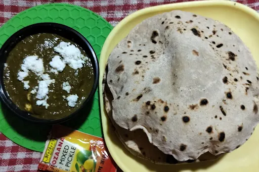 Palak Paneer With 5 Butter Roti And Pickle