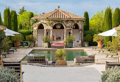 Propriété avec piscine et jardin 19