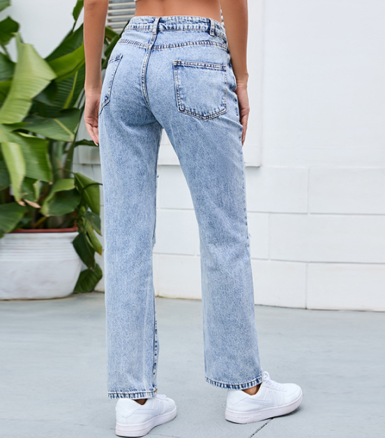 Jeans skinny larghi, strappati e lavati con personalità. Comodi e alla moda, perfetti per un look casual e distintivo.