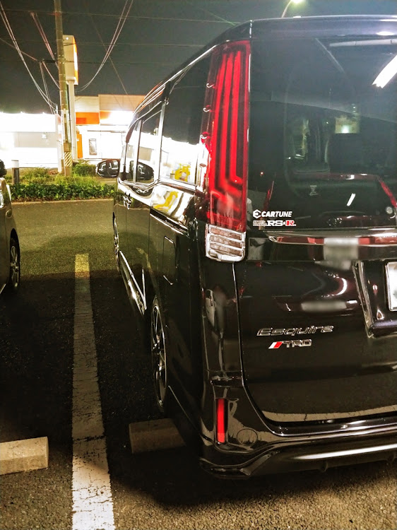 エスクァイアのバックランプカバー・立体駐車場の一階は盛れる？に関するカスタム事例の投稿画像1枚目