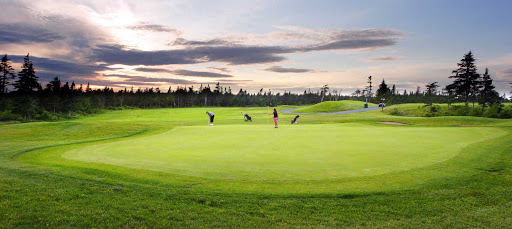 avalon-peninsula-newfoundland-golf-green2.jpg - A scenic golf green on the coast of Avalon Peninsula in Newfoundland. 