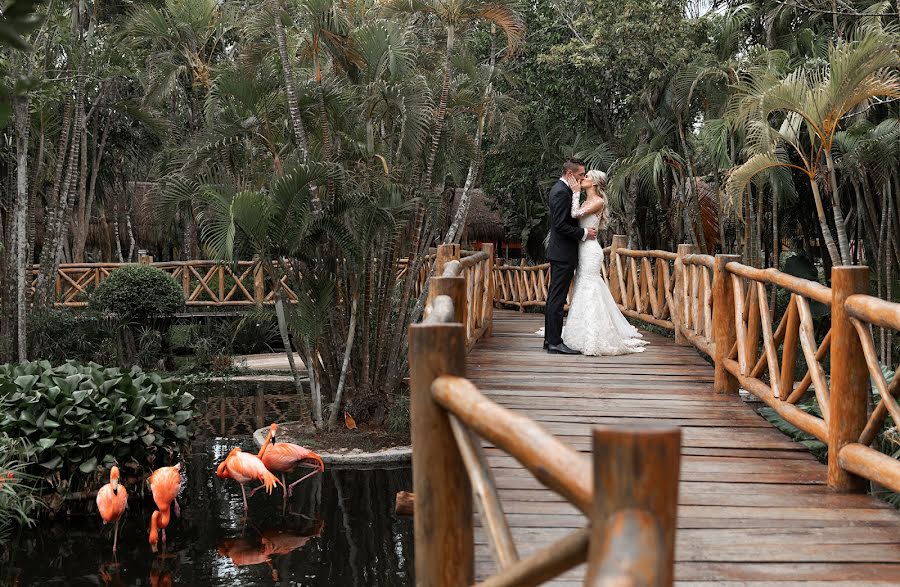 Jurufoto perkahwinan Konstantin Silaev (puntacanawedding). Foto pada 27 Januari 2022