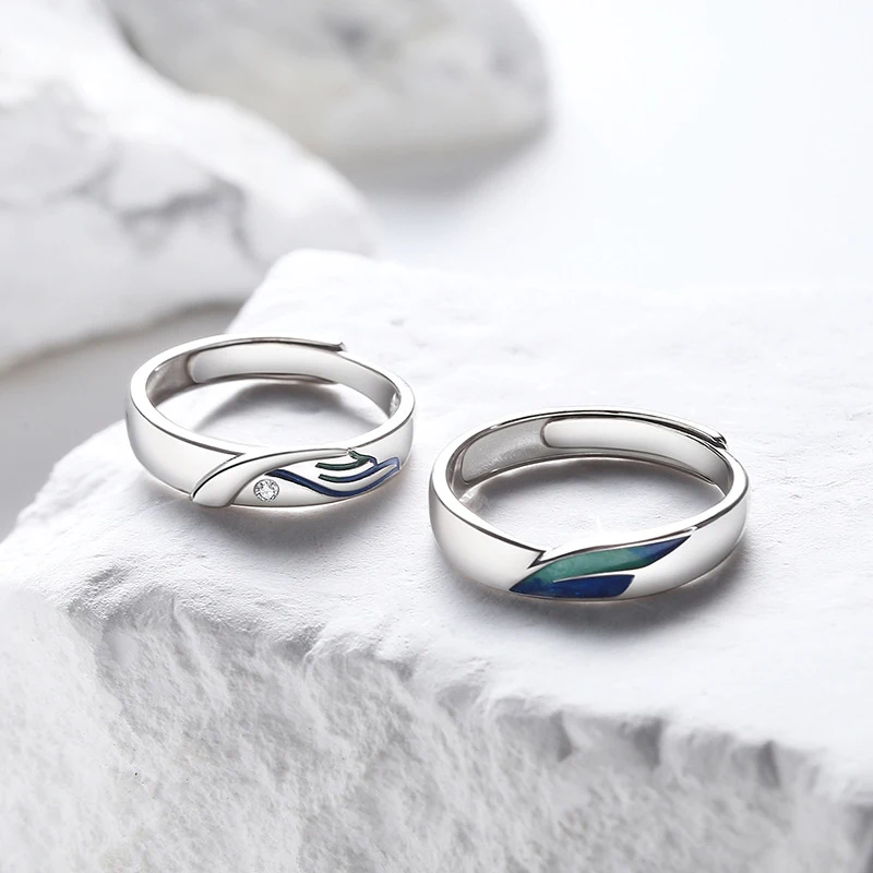 Anillos de pareja con personalidad de moda en plata de ley. Expresa tu amor con este elegante conjunto, perfecto para parejas.