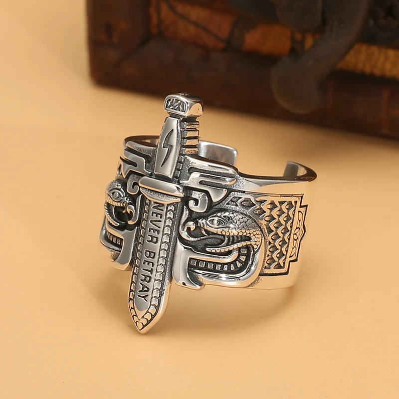 Unieke punkstijl zwaardring voor heren, vintage Thais zilver, een opvallend sieraad voor een rebelse en stijlvolle uitstraling.