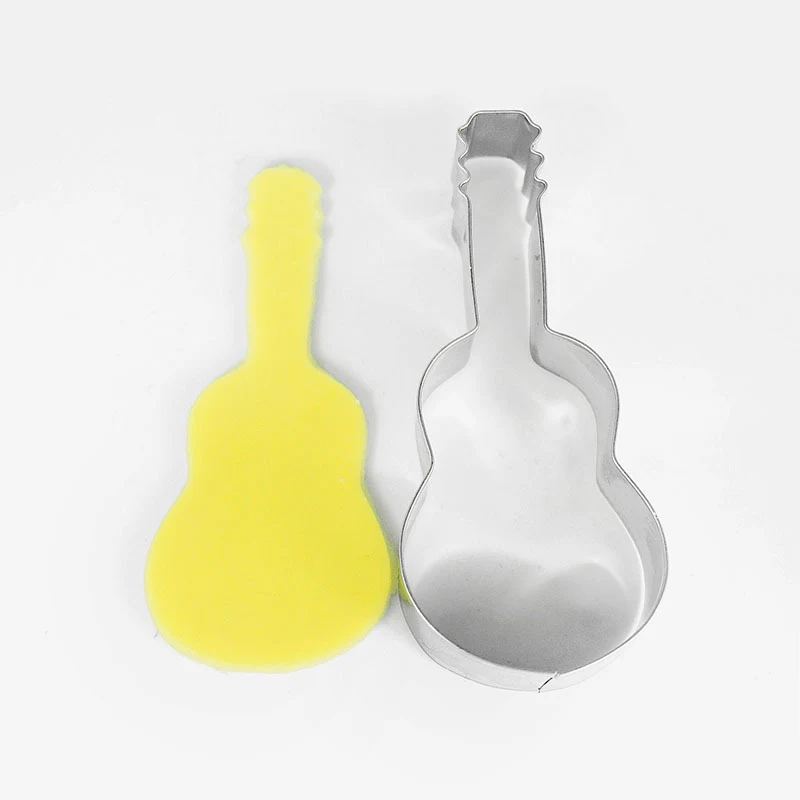 Forma de biscoito de guitarra com carimbo de aço inoxidável. Crie biscoitos com formato de guitarra. Durável e ideal para fãs de música e guitarristas.