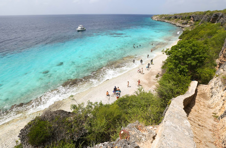  1000 Steps, with its limestone staircase, is one of the most famous dive sites of Bonaire. 