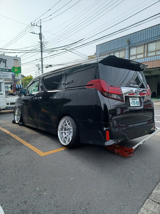 アルファードの30偏平・深リムキャンバー・裏組完了・嘉衛門港北店・エアフォースエアサスに関するカスタム事例の投稿画像2枚目