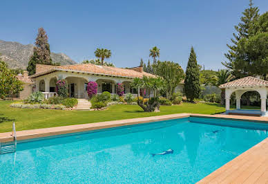 Villa with pool and garden 3