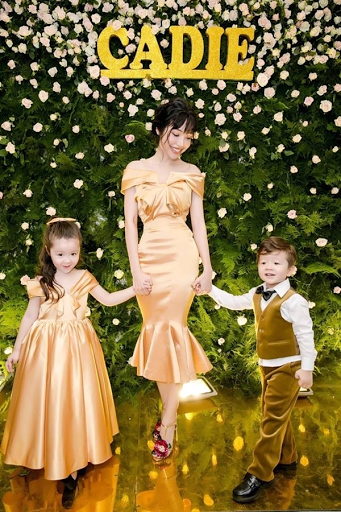 Ba mẹ con như bước ra từ một cung điện lộng lẫy