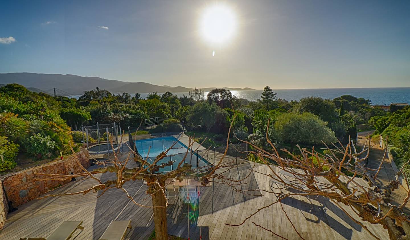 Maison avec piscine en bord de mer Porticcio