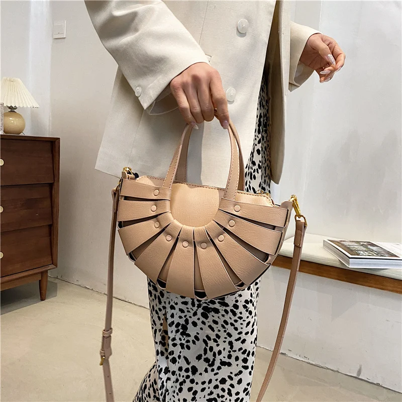 Bolsa de ombro tecida vazada, bolsa mensageiro versátil e elegante. Carregue seus pertences com estilo e conforto, ideal para uso diário.