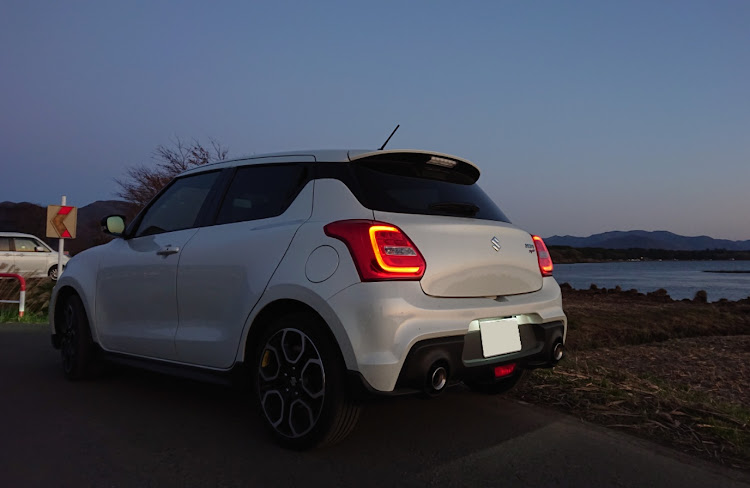スイフトスポーツのスイフトスポーツ・zc33s・猪苗代湖・夕日をバックにに関するカスタム事例の投稿画像3枚目