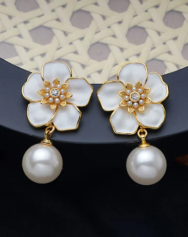 Franse retro oorbellen met camelia. - 2