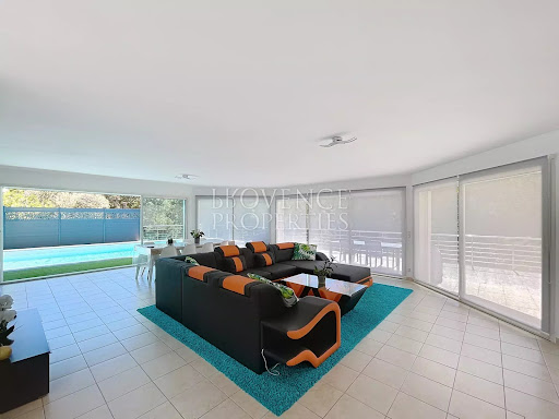 Villa avec piscine et terrasse 4