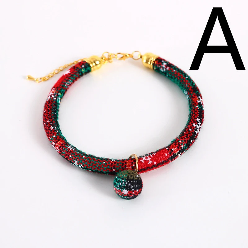 Collier ajustable de Noël pour animaux de compagnie avec gants, clochette et pendentif, pour des fêtes élégantes et sécurisées.