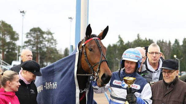  Legendaarinen ravivalmentaja Pekka Korpi kertoo, että Mascate Match on lahjakas, järkevä ja fiksu. Kuva: Suomen Hippos / Hanna Laakso 