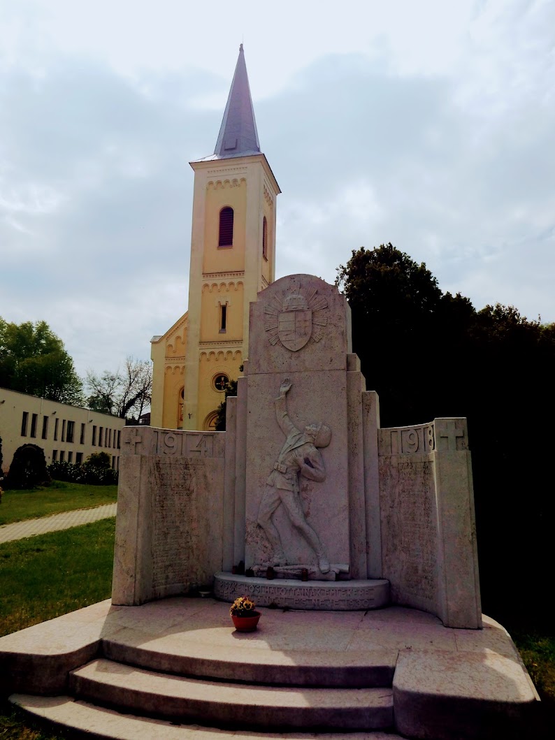 Lábatlan - I. világháborús emlékmű a piszkei templomkertben