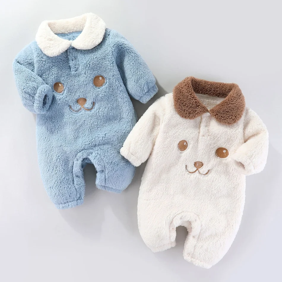 Combinaison longue en laine pour bébé, pour le garder au chaud. Douce et confortable, parfaite pour les journées froides et protéger votre enfant.